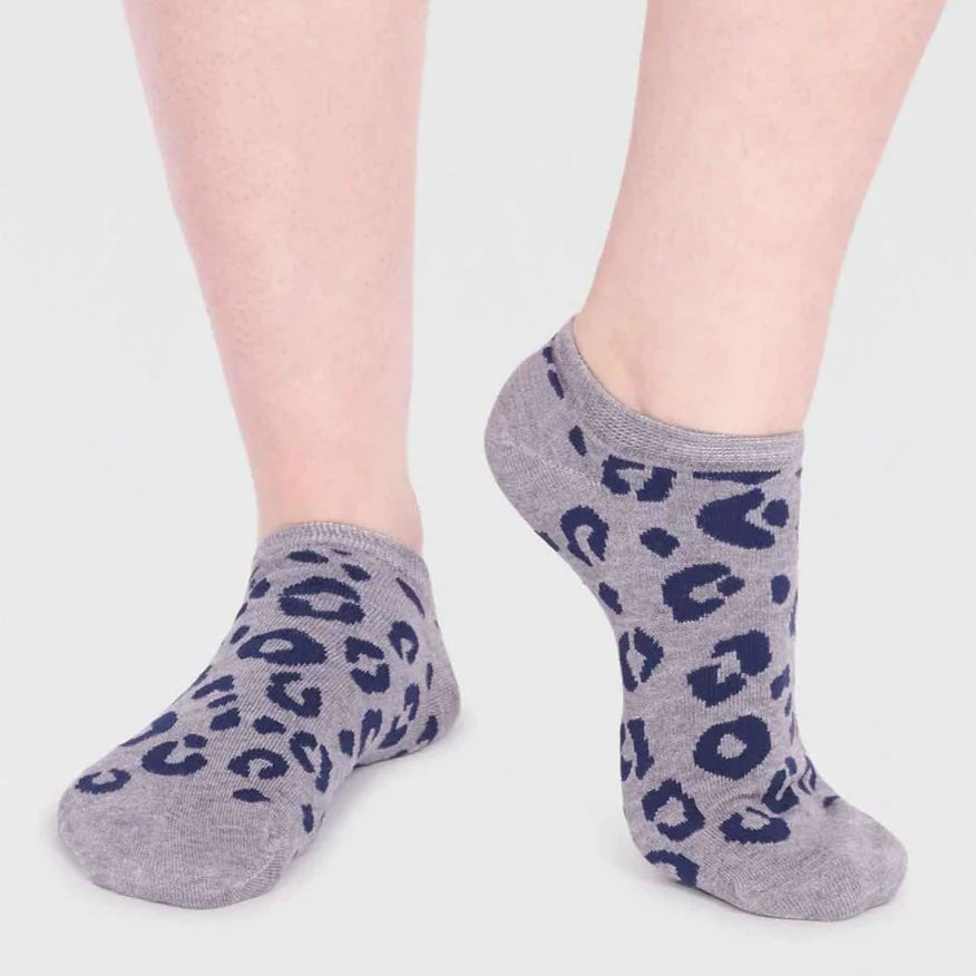Reese Leopard Print Bamboo Trainer Socks - Grey Marle